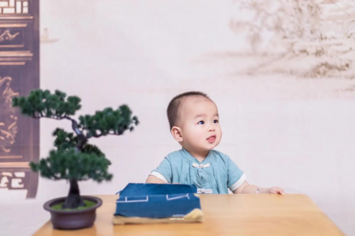 清镇怀孕肚子中间凹两边凸